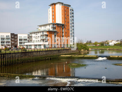 Weir et la défense contre les inondations sur la rivière Mur Orwell, Ipswich, Suffolk, Angleterre, RU Banque D'Images