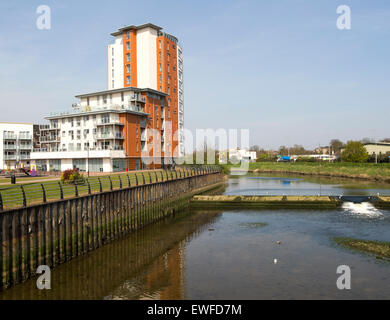 Weir et la défense contre les inondations sur la rivière Mur Orwell, Ipswich, Suffolk, Angleterre, RU Banque D'Images