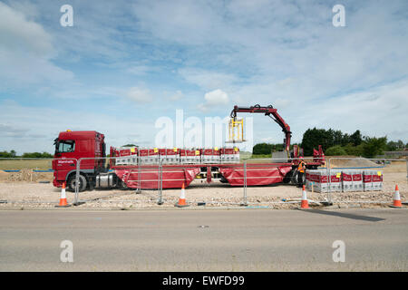 Northstowe près de Cambridge, Royaume-Uni. 25 Juin, 2015. Alors que les travaux de construction sont en cours sur la phase 1, la planification préalable pour la Phase 2 de la ville nouvelle de Northstowe a été accordée hier après-midi pour une nouvelle maison en 3500 South Cambridgeshire District Council. La ville est juste au nord-ouest de Cambridge et sera la plus grande nouvelle ville à être construit au Royaume-Uni depuis Milton Keynes. Lorsque vous avez terminé il aura jusqu'à 10 000 nouvelles maisons et une population d'environ 25 000 personnes. Credit : Julian Eales/Alamy Live News Banque D'Images