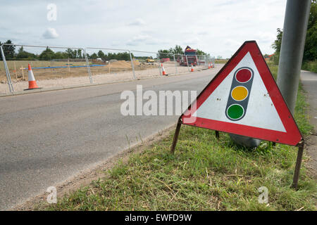 Northstowe près de Cambridge, Royaume-Uni. 25 Juin, 2015. Alors que les travaux de construction sont en cours sur la phase 1, la planification préalable pour la Phase 2 de la ville nouvelle de Northstowe a été accordée hier après-midi pour une nouvelle maison en 3500 South Cambridgeshire District Council. La ville est juste au nord-ouest de Cambridge et sera la plus grande nouvelle ville à être construit au Royaume-Uni depuis Milton Keynes. Lorsque vous avez terminé il aura jusqu'à 10 000 nouvelles maisons et une population d'environ 25 000 personnes. Credit : Julian Eales/Alamy Live News Banque D'Images