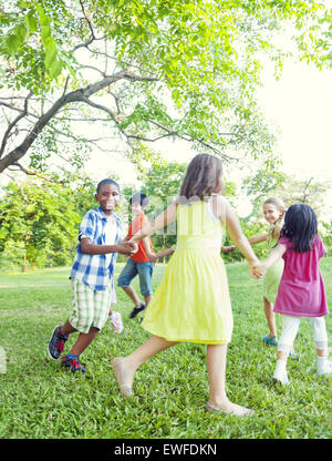 Les enfants en plein air de danse enfant jouant le bonheur Banque D'Images