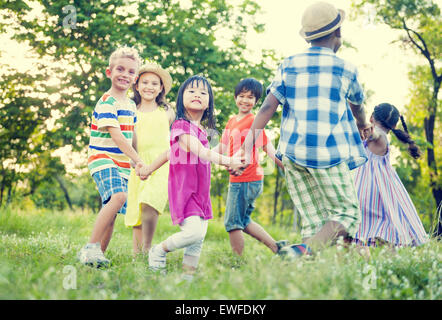 Enfants jouant enfant enfance amitié ami Banque D'Images