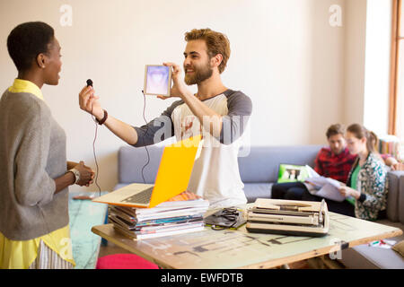 Creative businessman holding digital tablet et casque Banque D'Images