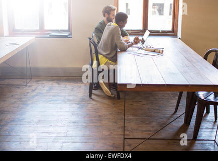 Creative business people working at desk in office Banque D'Images