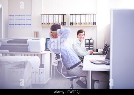 Architectes talking at desk in office Banque D'Images