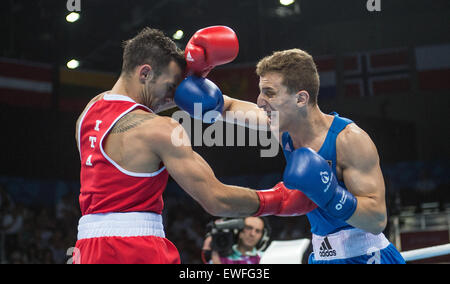 Germanys Kastriot Sopa (bleu) et Vincenzo Mangiacapre de l'Italie en compétition dans la lumière des hommes demi-finale à la boxe Welter Baku 2015 jeux européens à Bakou en salle en cristal à Bakou, Azerbaïdjan, 25 juin 2015. Photo : Bernd Thissen/dpa Banque D'Images