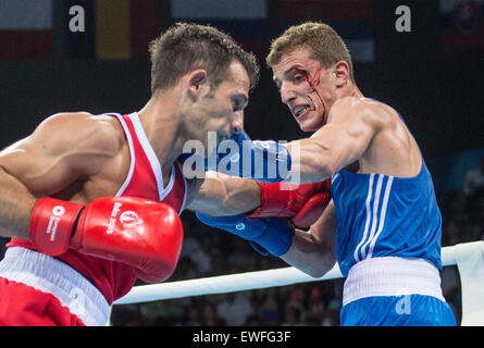 Germanys Kastriot Sopa (bleu) et Vincenzo Mangiacapre de l'Italie en compétition dans la lumière des hommes demi-finale à la boxe Welter Baku 2015 jeux européens à Bakou en salle en cristal à Bakou, Azerbaïdjan, 25 juin 2015. Photo : Bernd Thissen/dpa Banque D'Images