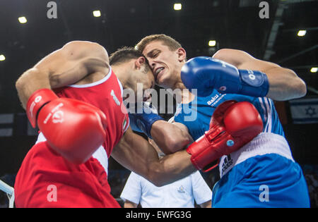 Germanys Kastriot Sopa (bleu) et Vincenzo Mangiacapre de l'Italie en compétition dans la lumière des hommes demi-finale à la boxe Welter Baku 2015 jeux européens à Bakou en salle en cristal à Bakou, Azerbaïdjan, 25 juin 2015. Photo : Bernd Thissen/dpa Banque D'Images