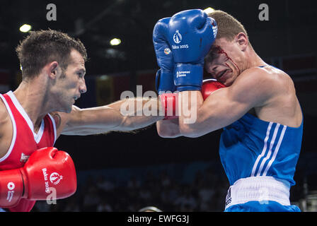 Germanys Kastriot Sopa (bleu) et Vincenzo Mangiacapre de l'Italie en compétition dans la lumière des hommes demi-finale à la boxe Welter Baku 2015 jeux européens à Bakou en salle en cristal à Bakou, Azerbaïdjan, 25 juin 2015. Photo : Bernd Thissen/dpa Banque D'Images