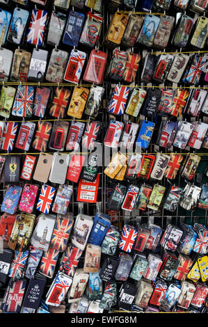 Avec blocage etuis smartphone sur Trafalgar Square, Londres, Angleterre Royaume-Uni UK Banque D'Images