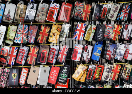 Avec blocage etuis smartphone sur Trafalgar Square, Londres, Angleterre Royaume-Uni UK Banque D'Images