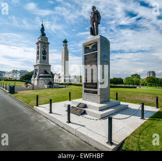 Les monuments commémoratifs de guerre situé de manière centrale sur l'Hoe vers Plymouth. Banque D'Images