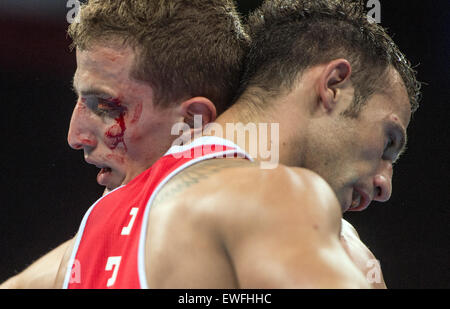 Baku, Azerbaïdjan. 25 Juin, 2015. Germanys Kastriot Sopa (bleu) et Vincenzo Mangiacapre de l'Italie en compétition dans la lumière des hommes demi-finale à la boxe Welter Baku 2015 jeux européens à Bakou en salle en cristal à Bakou, Azerbaïdjan, 25 juin 2015. Photo : Bernd Thissen/dpa/Alamy Live News Banque D'Images