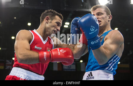 Baku, Azerbaïdjan. 25 Juin, 2015. Germanys Kastriot Sopa (bleu) et Vincenzo Mangiacapre de l'Italie en compétition dans la lumière des hommes demi-finale à la boxe Welter Baku 2015 jeux européens à Bakou en salle en cristal à Bakou, Azerbaïdjan, 25 juin 2015. Photo : Bernd Thissen/dpa/Alamy Live News Banque D'Images