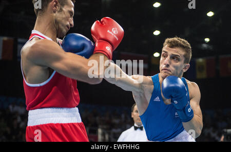 Baku, Azerbaïdjan. 25 Juin, 2015. Germanys Kastriot Sopa (bleu) et Vincenzo Mangiacapre de l'Italie en compétition dans la lumière des hommes demi-finale à la boxe Welter Baku 2015 jeux européens à Bakou en salle en cristal à Bakou, Azerbaïdjan, 25 juin 2015. Photo : Bernd Thissen/dpa/Alamy Live News Banque D'Images