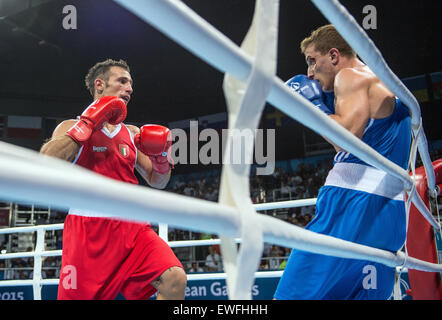 Baku, Azerbaïdjan. 25 Juin, 2015. Germanys Kastriot Sopa (bleu) et Vincenzo Mangiacapre de l'Italie en compétition dans la lumière des hommes demi-finale à la boxe Welter Baku 2015 jeux européens à Bakou en salle en cristal à Bakou, Azerbaïdjan, 25 juin 2015. Photo : Bernd Thissen/dpa/Alamy Live News Banque D'Images