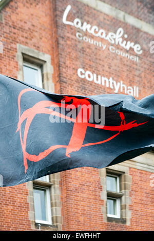 Preston, Royaume-Uni. 25 Juin, 2015. Les protestataires Anti-Fracking manifesté à l'extérieur du Lancashire County Council Chambers, rue Pitt, Preston. Seule une poignée de manifestants die hard et gate écraser anarchistes restent en net contraste avec les 2000 qui étaient attendus. Credit : Cernan Elias/Alamy Live News Banque D'Images