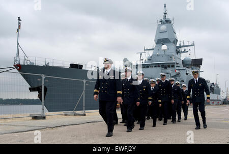 Kiel, Allemagne. 25 Juin, 2015. Des soldats de la marine allemande à partir de la frégate 'Hamburg' mars à une cérémonie pour le transfert de commandement de la force permanente de l'OTAN en Méditerranée (2 Groupe maritime permanent de l'OTAN) à Kiel, Allemagne, 25 juin 2015. La frégate "Hamburg" sera le phare de l'unité dans les six mois à venir. Photo : Carsten REHDER/dpa/Alamy Live News Banque D'Images