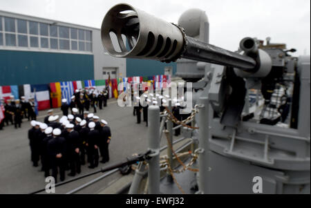 Kiel, Allemagne. 25 Juin, 2015. Des soldats de la marine allemande et américaine sont devant le croiseur américain 'Prescott' lors d'une cérémonie pour le transfert de commandement de la force permanente de l'OTAN en Méditerranée (2 Groupe maritime permanent de l'OTAN) à Kiel, Allemagne, 25 juin 2015. La frégate "Hamburg" sera le phare de l'unité dans les six mois à venir. Photo : Carsten REHDER/dpa/Alamy Live News Banque D'Images