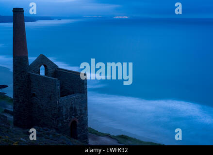 Dernière lumière à papule coates tin mine, porth chapelle avec vue sur St Ives au loin. Banque D'Images