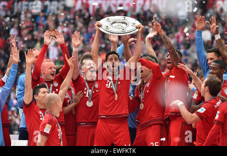 Claudio Pizarro holding trophy championnat championnat, célébration du FC Bayern, 25e championnat allemand de football Banque D'Images