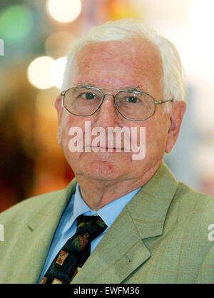 Fichier - Un fichier photo datée du 06 octobre 2006 illustre historien et écrivain Gerhard A. Ritter durant la foire du livre de Francfort. Il est décédé le 20 juin 2015 à l'âge de 86 ans après une longue bataille contre le cancer. Photo : Jan Woitas/dpa Banque D'Images