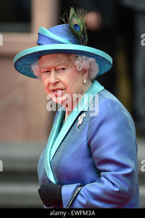 Frankfurt am Main, Allemagne, 25 juin 2015. La Grande-Bretagne La reine Elizabeth II visite Eglise Saint-Paul dans le monarque britannique et son mari sont sur leur cinquième visite d'État en Allemagne, qui se tiendra du 23 au 26 juin. Dpa : Crédit photo alliance/Alamy Live News Banque D'Images