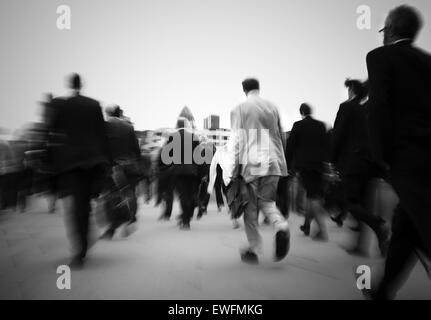 Foule d'hommes sur leur façon de travailler. Banque D'Images