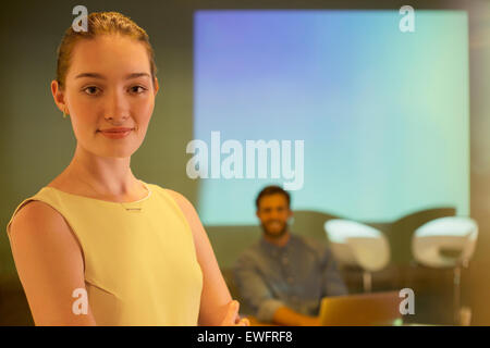 Portrait confident businesswoman dans présentation audiovisuelle sur l'accent Banque D'Images