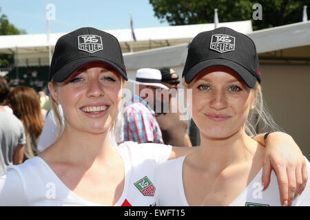 Goodwood, UK. 25 Juin, 2015. TAG Heuer girls à Goodwood Festival of Speed, le 25 juin 2015, Goodwood, UK Crédit : Rally-Pics.com/Alamy Live News Banque D'Images