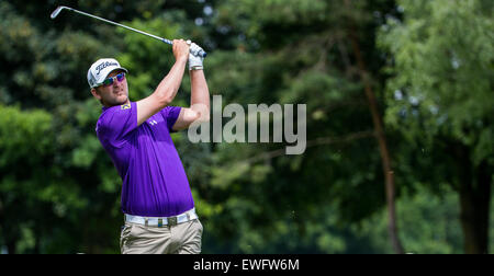 Allemagne, club München Eichenried. 25 Juin, 2015. Bernd Wiesberger de l'Autriche dans l'action au tournoi de golf en tournée européenne, l'Allemagne, Club München Eichenried 25 juin 2015. Photo : MARC MUELLER/dpa/Alamy Live News Banque D'Images