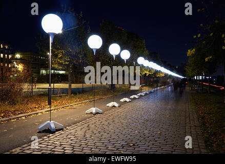 Berlin, Allemagne, installation lumineuse Light limiter à 25 ans la chute du mur Banque D'Images