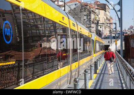 Au-dessus de Pont Dom Luis I, dont au niveau supérieur est à la fois une passerelle et une ligne de métro. Porto, également connu sous le nom de Porto, est la deuxième plus grande ville du Portugal. Situé le long de l'estuaire de la rivière Douro, dans le nord du portugal, Porto est l'un des plus anciens centres d'Europe, et inscrit au Patrimoine Mondial de l'UNESCO.Porto, Portugal. Banque D'Images