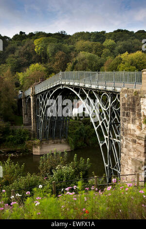 Royaume-uni, Angleterre, Shropshire, Ironbridge, Adrian Darby's historic 1781 pont de fer sur la rivière Severn Banque D'Images