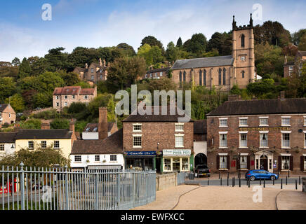 Royaume-uni, Angleterre, Shropshire, Ironbridge, village d'Adrian Darby's historic 1781 pont de fer sur la rivière Severn Banque D'Images