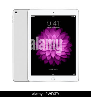 Varna, Bulgarie - Février 02, 2014 : Recto et verso argent Apple iPad Air 2 Affichage de l'écran de verrouillage avec iOS 8. Banque D'Images