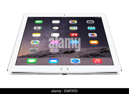 Varna, Bulgarie - Février 04, 2014 : coudé vue avant d'argent Apple iPad Air 2 affichage écran d'iOS 8. Banque D'Images