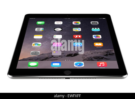 Varna, Bulgarie - Février 04, 2014 : coudé vue avant de l'espace Apple iPad Air Gris 2 affichage écran d'iOS 8. Banque D'Images