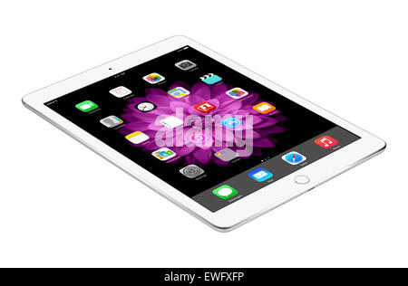 Varna, Bulgarie - Février 04, 2014 : Silver Apple iPad Air 2 avec iOS 8 affichage touch ID se trouve sur la surface de l'écran d'accueil. Banque D'Images