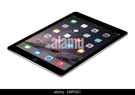 Varna, Bulgarie - Février 04, 2014 : l'espace Apple iPad Air gris avec 2 touch ID affiche l'écran d'iOS 8 se trouve sur la surface. Banque D'Images