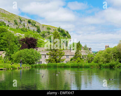 L'homme à la pêche La pêche à la truite et à la mouche Kilnsey - ferme et Kilnsey Crag - Wharfedale, Yorkshire, Angleterre, Royaume-Uni Banque D'Images