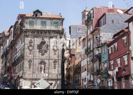 Des tuiles sur les maisons et séchage lavage à la place Ribeira (Praca da Ribeira). Le quartier de Ribeira, la zone médiévale sur la rive nord du fleuve Douro. Porto, également connu sous le nom de Porto, est la deuxième plus grande ville du Portugal. Situé le long de l'estuaire de la rivière Douro, dans le nord du portugal, Porto est l'un des plus anciens centres d'Europe, et inscrit au Patrimoine Mondial de l'UNESCO.Porto, Portugal. Banque D'Images