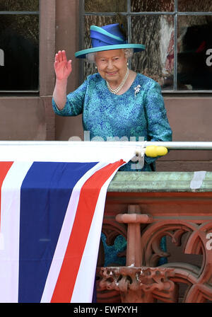 Frankfurt am Main, Allemagne, 25 juin 2015. La Grande-Bretagne La reine Elizabeth II comme elle se tient sur le balcon de l'Roemer à Francfort/Main, Allemagne, 25 juin 2015. La Reine et son mari sont sur leur cinquième visite d'État en Allemagne. Dpa : Crédit photo alliance/Alamy Live News Banque D'Images