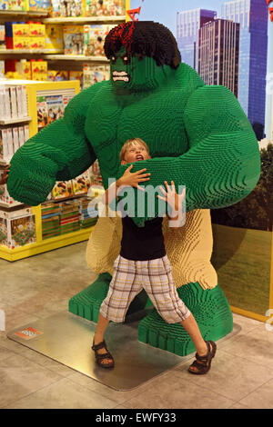 New York, USA, Garçon jouant avec le construit de briques Lego personnage de Hulk Banque D'Images