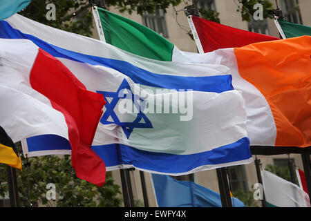 New York, USA, drapeaux nationaux d'Israël et l'Irlande avant le Rockefeller Center Banque D'Images