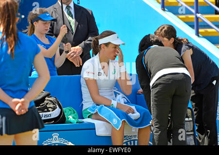 Eastbourne, Royaume-Uni. 25 Juin, 2015. Aegon tournoi de tennis international. Johanna Konta sous traitement médical pendant son quart de finale Banque D'Images