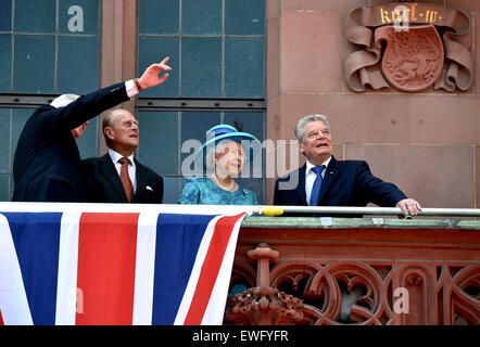 Frankfurt am Main, Allemagne, 25 juin 2015. Volker Bouffier (L), Premier Ministre de l'état allemand de la Hesse, la reine Elizabeth II, le Prince Philip (2-L) et le Président allemand Joachim Gauck a parler comme ils se tiennent sur le balcon de l'Roemer à Francfort/Main, Allemagne, 25 juin 2015. La Reine et son mari sont sur leur cinquième visite d'État en Allemagne. Dpa : Crédit photo alliance/Alamy Live News Banque D'Images