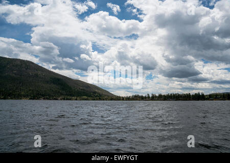 Paysage spectaculaire avec de Grand Lac et ciel nuageux, Grand Lake, Colorado, USA, Amérique du Nord Banque D'Images