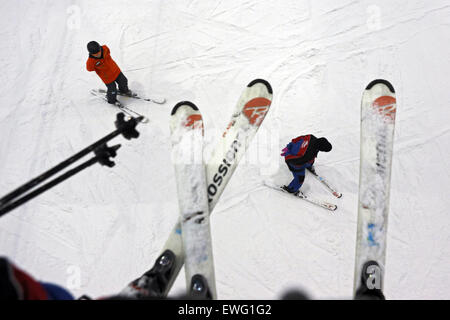 Dubaï, Émirats arabes unis, symbole photo, l'homme apprend le ski Banque D'Images