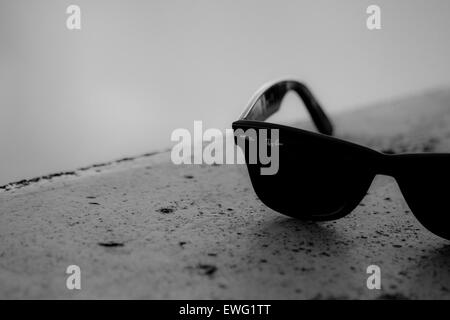 Lunettes de soleil Ray Ban lunettes de soleil Ray Ban minimaliste noir Table monochrome noir et blanc Banque D'Images